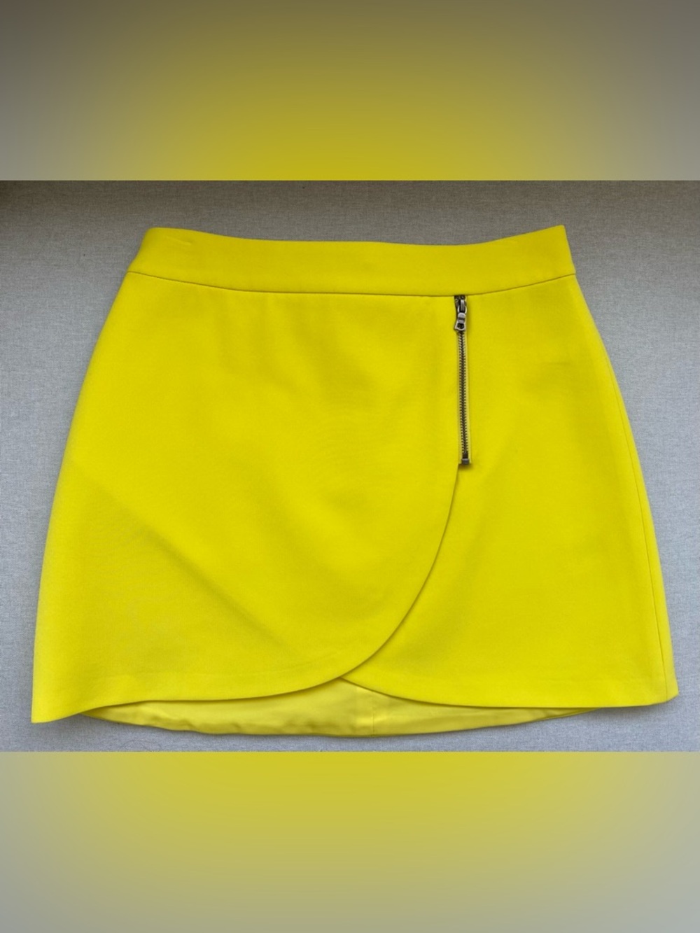 Alice & Olivia Lennon Mini Skirt in Yellow. Size 2.
